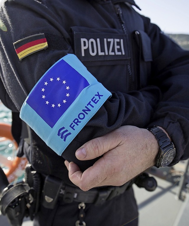 Grenzschutzbeamter beim Einsatz an der EU-Auengrenze   | Foto: dpa