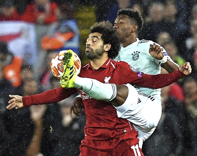 David Alaba (rechts) strt Liverpool-Angreifer Mohamed Salah.   | Foto: dpa