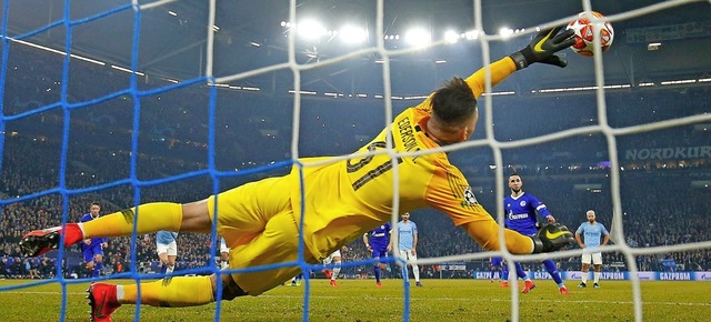 Nabil Bentaleb (rechts/dunkelblaues Tr... Ederson mit den Fingern am Ball ist.   | Foto: AFP