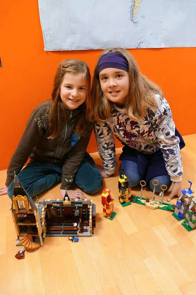 Mareen (links) und Romane lieben ihr Harry-Potter-Lego.  | Foto: Dora Schls
