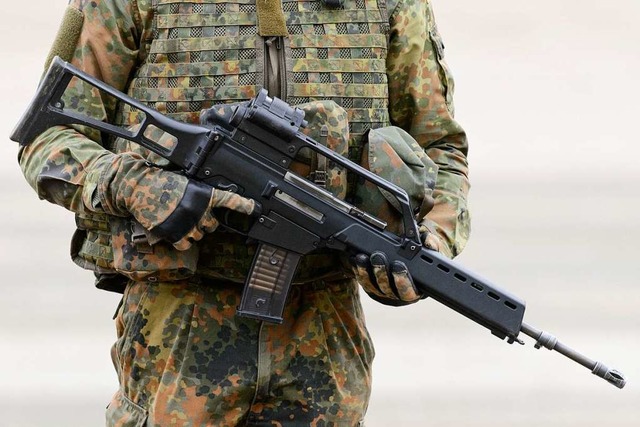 Ein Soldat hlt ein Gewehr G36.  | Foto: dpa