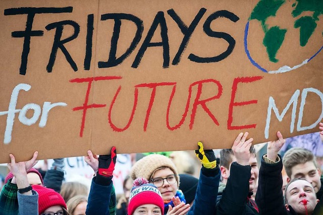 Unter dem Motto &#8222;Friday for Futu...auch in Lrrach Schler auf die Strae  | Foto: dpa