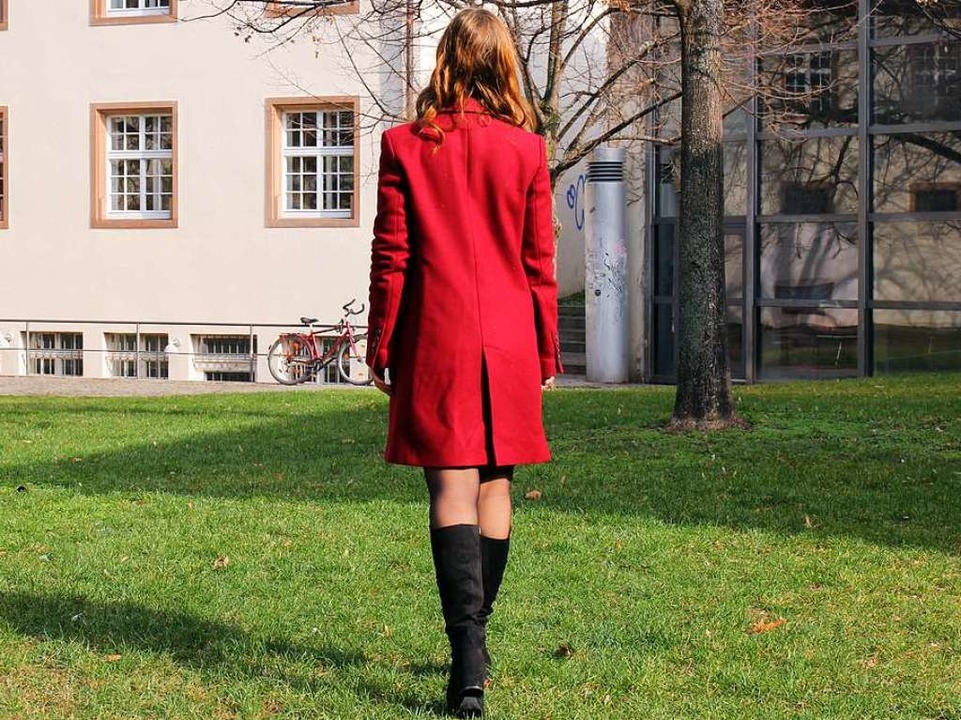 Am liebsten trägt sie ihre roten Mantel aus Mallorca.  | Foto: Jonathan Janz, Lisa Petrich