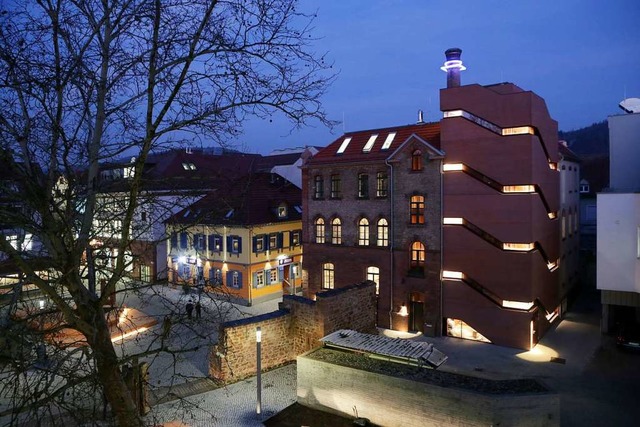 Die Tonofenfabrik bei Nacht. Am Sonnta... Stadtmuseum seinen ersten Geburtstag.  | Foto: Christoph Breithaupt