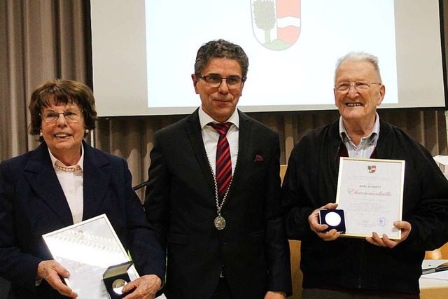 Brgermeister Harald Reinhard (Mitte) ...der Gemeinde Buchenbach samt  Urkunde.  | Foto: Erich Krieger