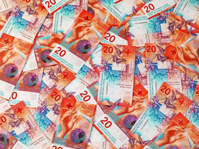 Wohl nicht in Zwanzigern zahlt das Cas...en Schweizer Franken aus (Symbolbild).  | Foto: dpa