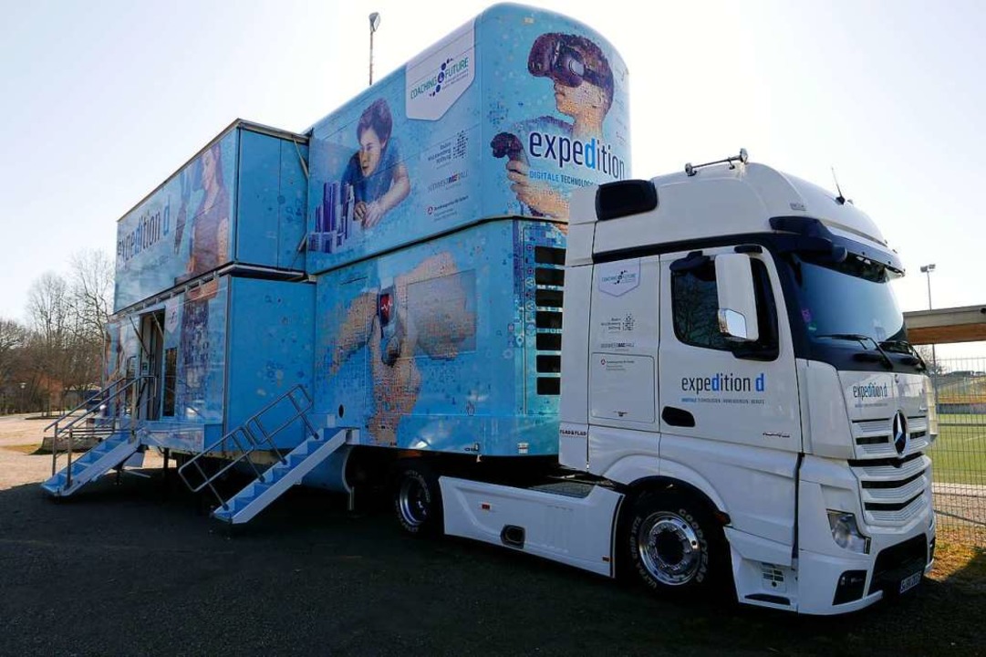 Der zweistöckige 40-Tonnen-Truck ist vollgestopft mit modernester Technik.  | Foto: Hans-Peter Müller