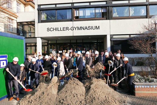 Umrahmt von Schlern und mit kleiner &...ie Erweiterung des Schiller-Gymnasiums  | Foto: Helmut Seller