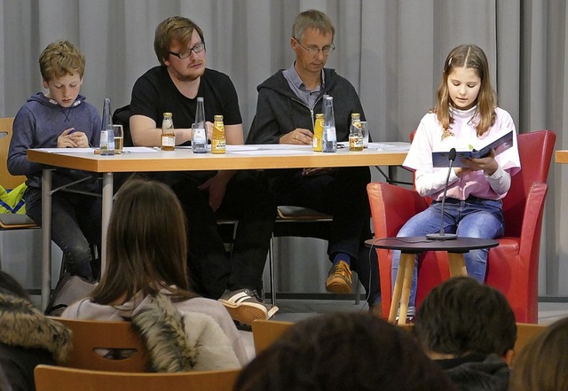 Josefa Motsch, Montfort-Realschule Zell, liest vor der Jury.  | Foto: D. Schls