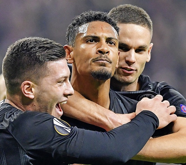 Im Jubeolmodus: Luka Jovic,  Sebastien Haller und Mijat Gacinovic (von links).  | Foto: dpa