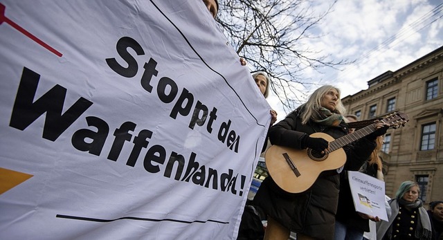 Kritiker von Waffenexporten demonstrierten vor dem Stuttgarter Landgericht.  | Foto: dpa