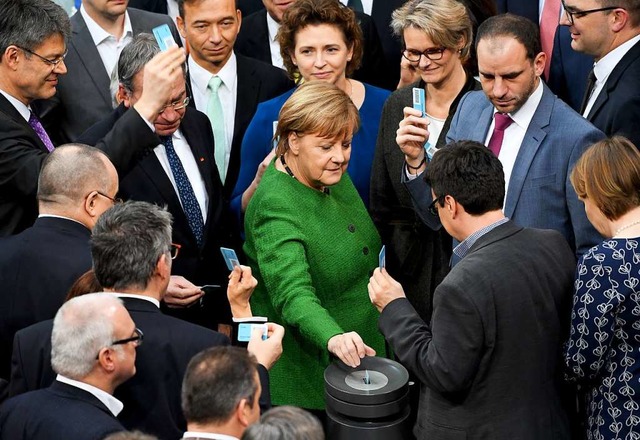 Bundeskanzlerin Angela Merkel (CDU, M)...kt bei der 83. Sitzung des Bundestags.  | Foto: DPA