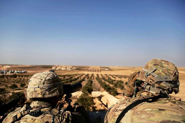 Zwei US-Soldaten schauen von ihrer Bas... Syrien zur trkischen Grenze hinber.  | Foto: dpa