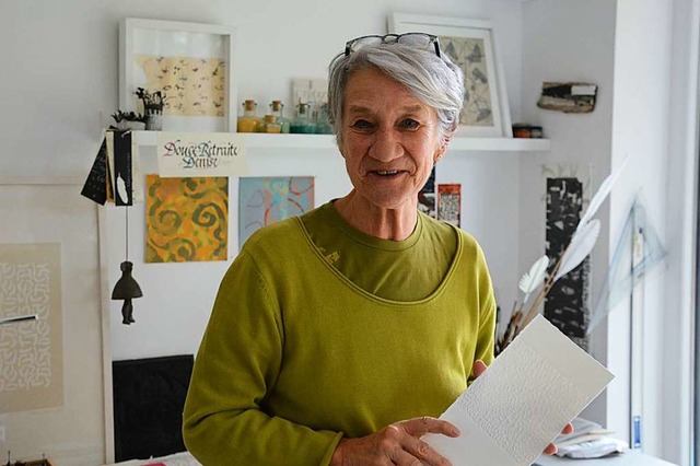 Die Hninger Kalligrafin Denise Lach in ihrem Atelier  | Foto: Annette Mahro
