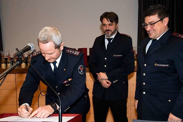 Kommandant Michael Stcklin sowie die ...e der Abteilung Niederweiler zuordnet.  | Foto: Volker Mnch