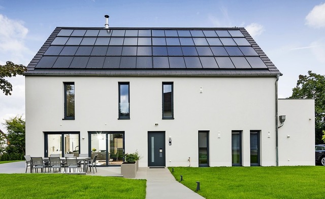 Groe Photovoltaik- und Solarthermiean... Haushalt selbst verbrauchen knnte.    | Foto: Udo Geisler/Gemeinhardt AG/dpa