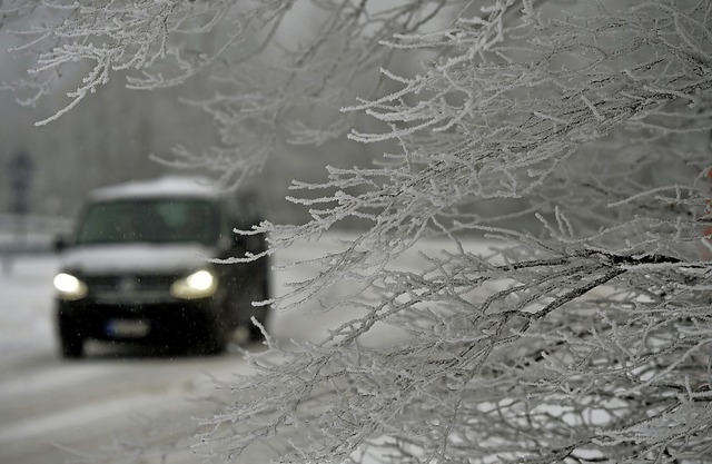 Idyllische Fahrt durch den Winter: Der...es eine gut funktionierende Heizung.    | Foto: Uwe Zucchi/dpa
