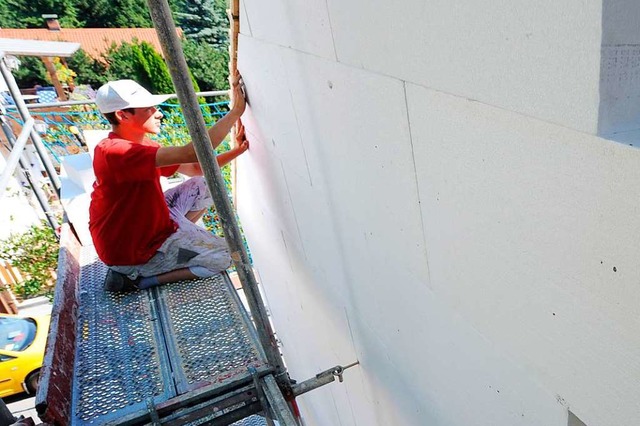 277 Hausbesitzer hat der Sanierungsmanager  in drei Jahren beraten.  | Foto: dpa