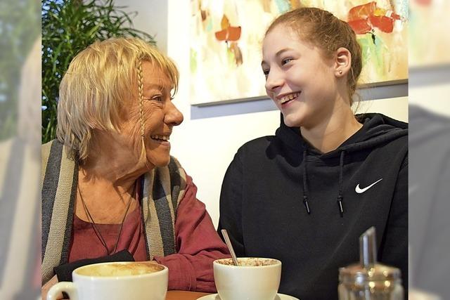 Zwei Frauen aus zwei unterschiedlichen Generationen gestalten in Schopfheim einen Lyrik-Abend
