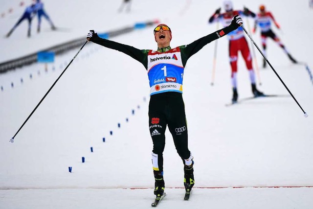 Eric Frenzel kommt als Erster ins Ziel.  | Foto: dpa