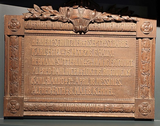 Die Holztafel erinnert an die sechs im Krieg gefallenen Lahrer.   | Foto: C. Breithaupt