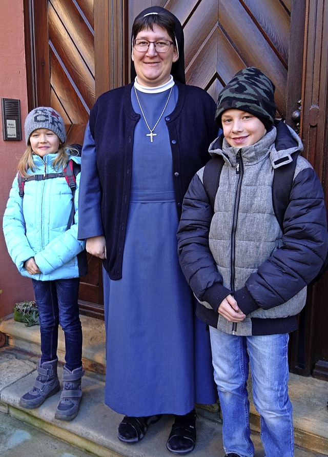 Schwester Teresa mit den Zisch-Reportern Salome Brender und Manuel Sayer   | Foto: Ann-Kristin Kaiser