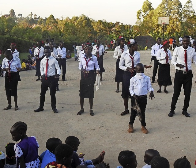 Die Jugend zeigt in einem Theaterstck die Gefahr, die von Ebola ausgeht.   | Foto: Privat