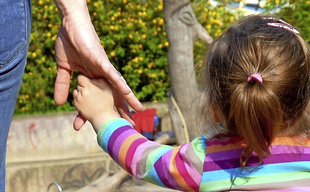 Ende 2018 lebten in Pflegefamilien im ...er, Jugendliche und junge Erwachsene.   | Foto: dpa