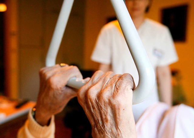 Eine Altenpflegerin soll sich an Senio...heim bei Gttingen leben (Symbolbild).  | Foto: dpa