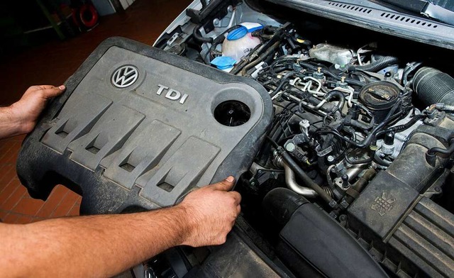 Dieser VW-Dieselmotor hat einen Mangel...ch eine verbotene Abschalteinrichtung.  | Foto: dpa