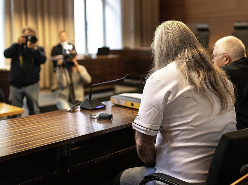 Thomas W. auf der Anklagebank im Freib...m sitzt sein Verteidiger Klaus Malek.   | Foto:  DPA