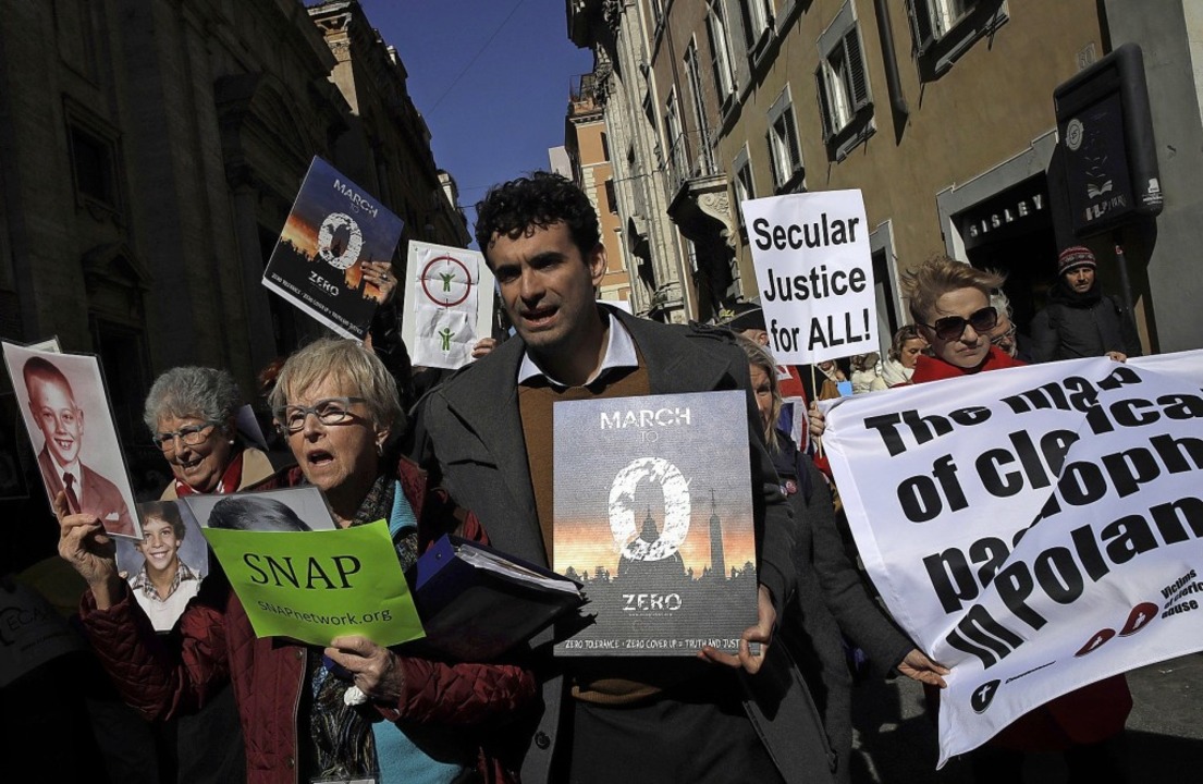 Betroffene von Sexual- und Machtmissbr...tliche demonstrierten gestern in Rom.   | Foto:  dpa