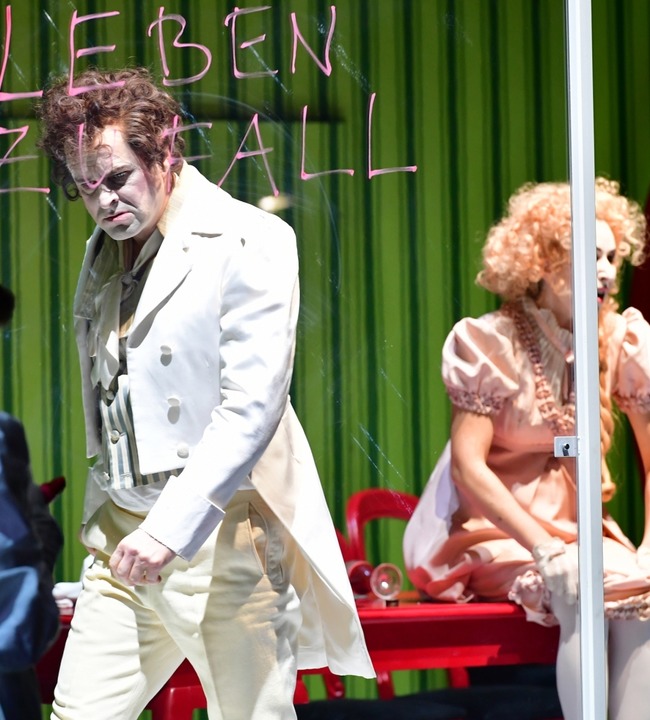 Holger Falk als Lord Byron ist das Kra...owitz brilliert mit glasklarem Sopran.  | Foto:  Sandra Then