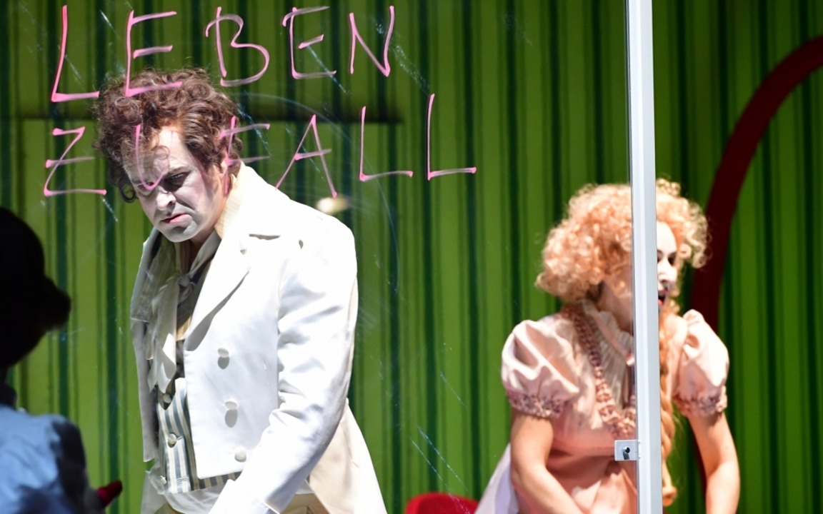 Holger Falk als Lord Byron ist das Kra...owitz brilliert mit glasklarem Sopran.  | Foto:  Sandra Then