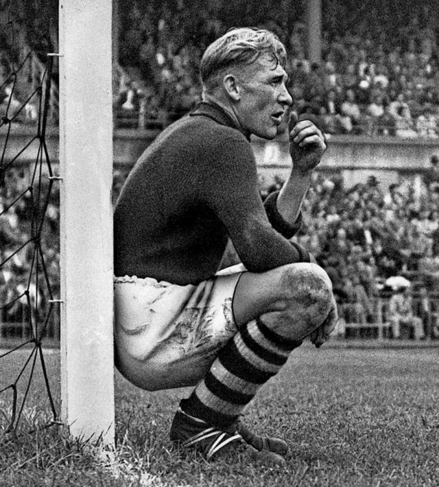 In England eine Legende, jetzt ist in ...Der deutsche Torhter Bert Trautmann.   | Foto:  DPA