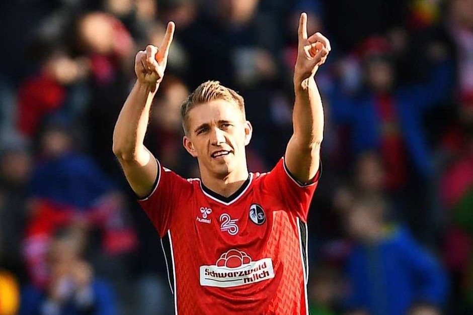 Nils Petersen hatte gegen Augsburg was zu jubeln: Er machte zwei Treffer. Am Ende stand es 5:1. (Foto: dpa) Nils Petersen hatte gegen Augsburg was zu jubeln: Er machte zwei Treffer. Am Ende stand es 5:1. (Foto: dpa)