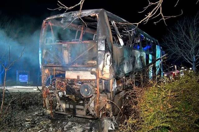 Reisebus brennt nach Wendemanöver komplett aus