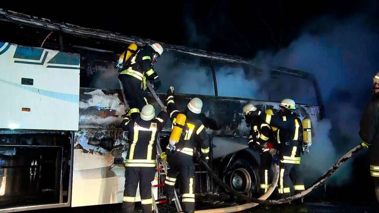 An der nördlichen Ausfahrt von Rust is...tag ein Reisebus komplett ausgebrannt.  | Foto: Wolfgang Künstle