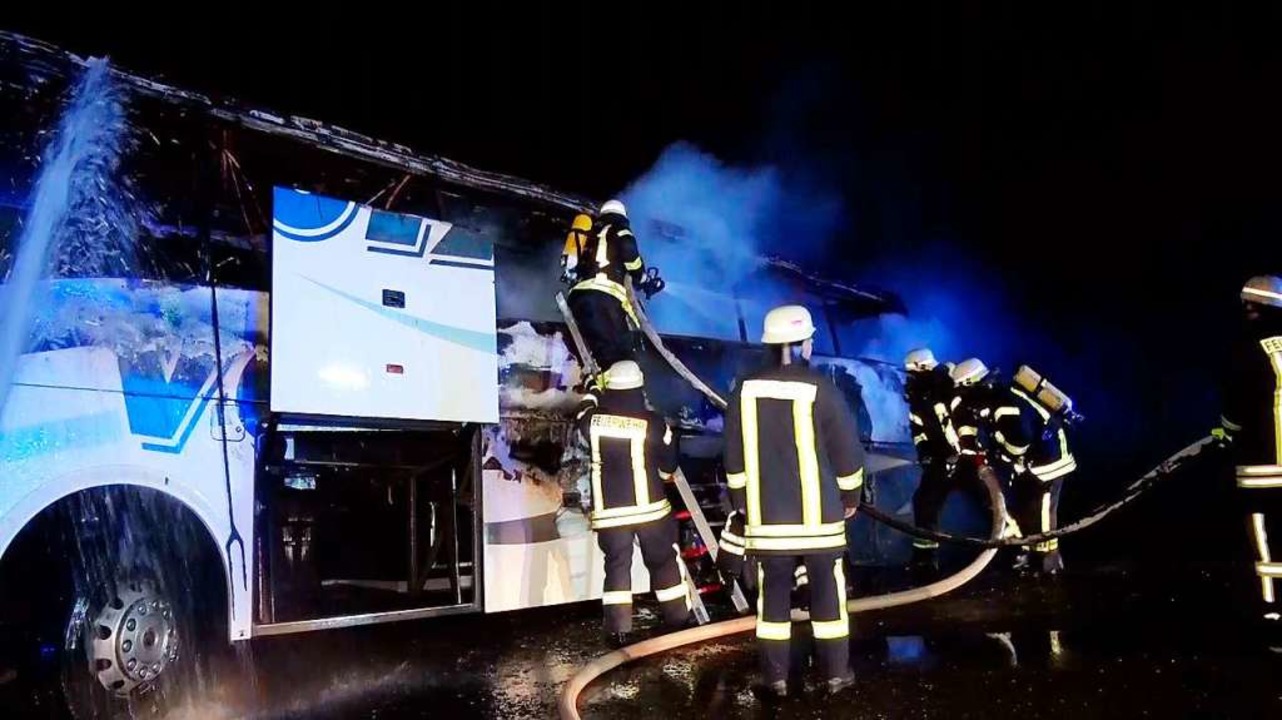 An der nördlichen Ausfahrt von Rust is...tag ein Reisebus komplett ausgebrannt.  | Foto: Wolfgang Künstle