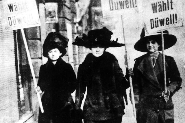 1919 warben diese Frauen fr die Reichstagswahl<ppp></ppp>  | Foto: -