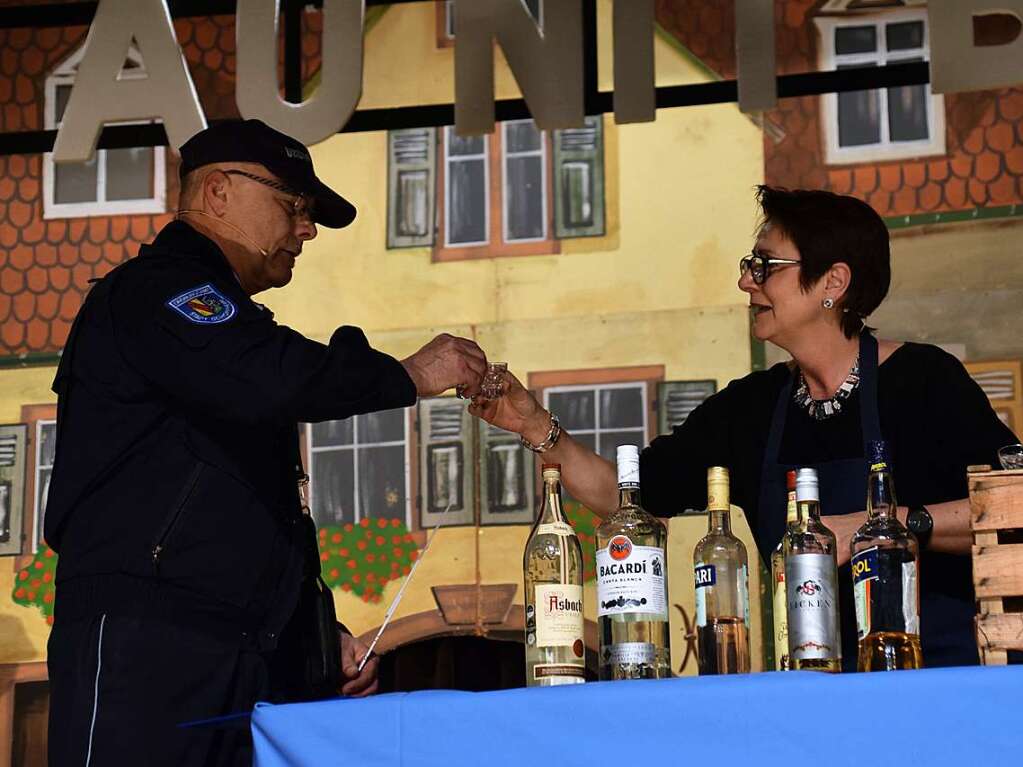 Auf dem Markt trinken auch die Mnner vom Ordnungsamt gern mal ein Schnpschen