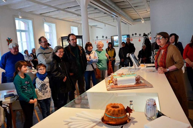 Das Lahrer Stadtmuseum feiert den erst...ert (rechts) mit der Geburtstagstorte.  | Foto: Karl Kovacs