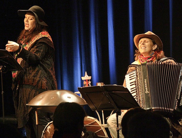 Nicole Knuth (l.) und Olga Tucek bei ihrem Auftritt in Riegel   | Foto: C. Franz