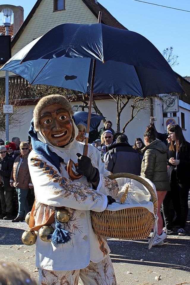 Begleitet von strahlendem Sonnenschein...skentrger und Musikgruppen anstecken.  | Foto: Christa Maier