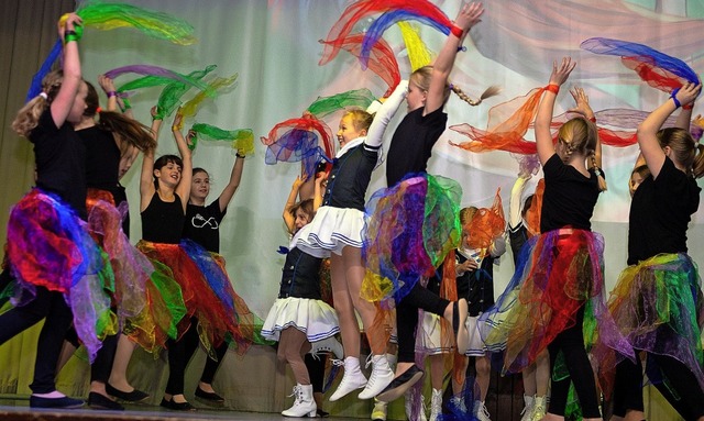 Das Glunkiballett tanzt und springt.   | Foto: Wolfgang Scheu