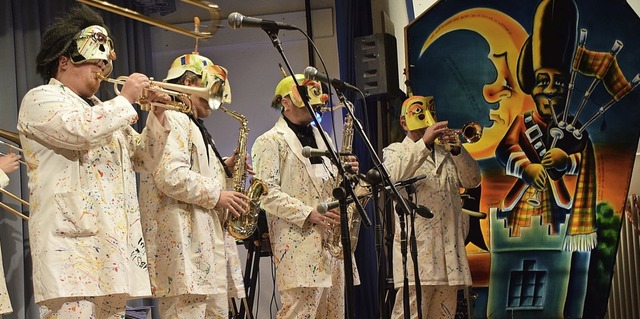 Die Guggemusik Improvisante gehrte zu den Akteuren der Fasnachts-Kommeedi.   | Foto: Heidemarie Wussler