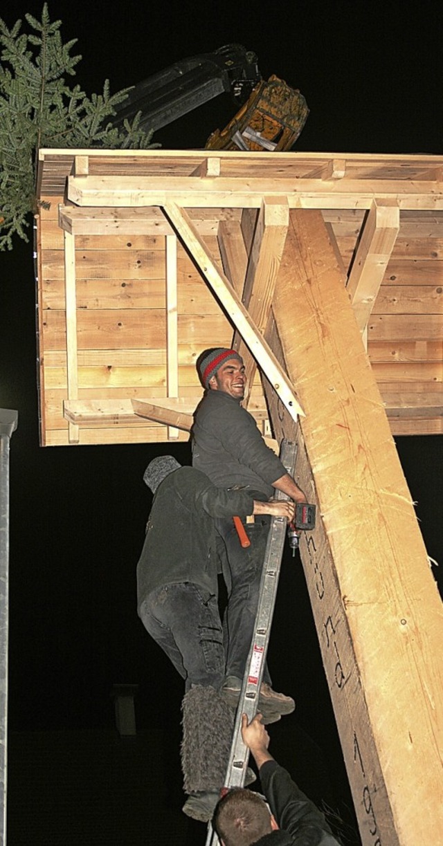 Geschafft: Der Narrenbaum in Tegernau steht.   | Foto: Ralph Lacher