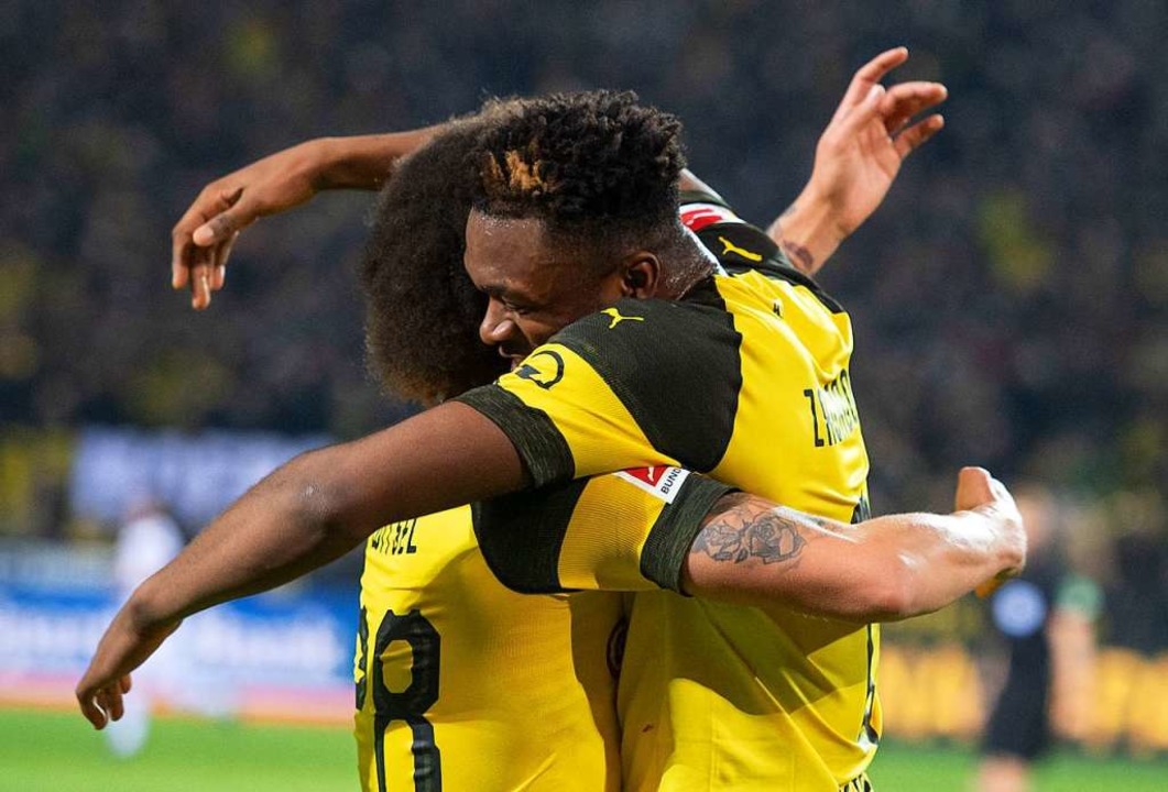 Dortmunds Dan-Axel Zagadou (r) jubelt ...el Witsel über seinen Treffer zum 1:0.  | Foto: dpa