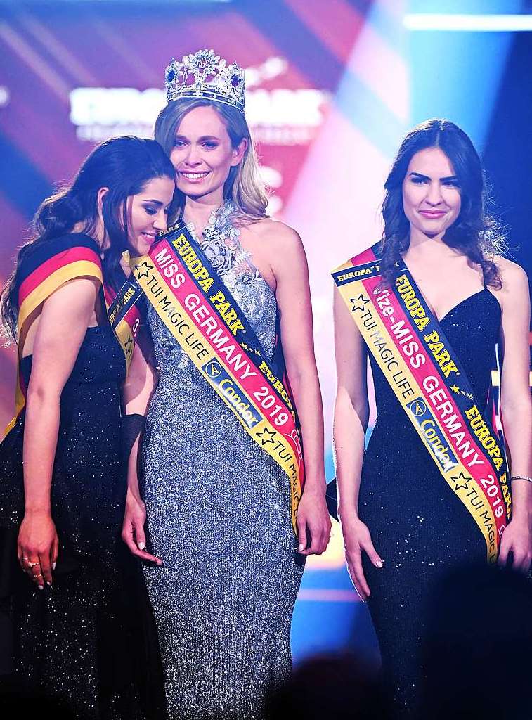 Nadine Berneis (M) aus Stuttgart, wird im Europa-Park zur „Miss Germany 2019“ gekrt. Links steht Miss Sachsen, Anastasia Aksak (Platz 3), rechts Miss Hamburg, Pricilla Klein (Platz 2).