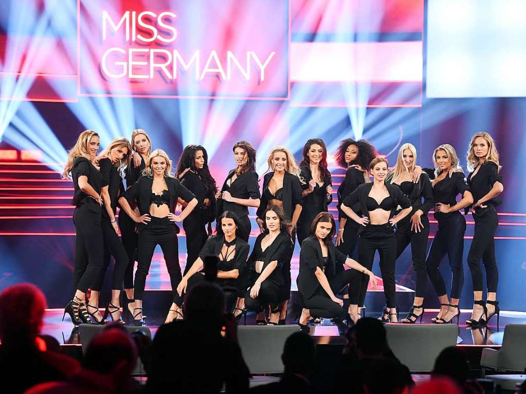 Bei der Wahl zur "Miss Germany 2019" stehen im Europa-Park die Teilnehmerinnen bei der Prsentation auf der Bhne. Auf den Titel hoffen 16 Bewerberinnen aus ganz Deutschland.